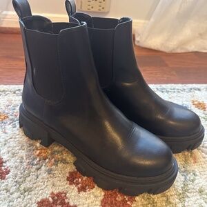 UO Mira Chunky Chelsea Boot, size 8